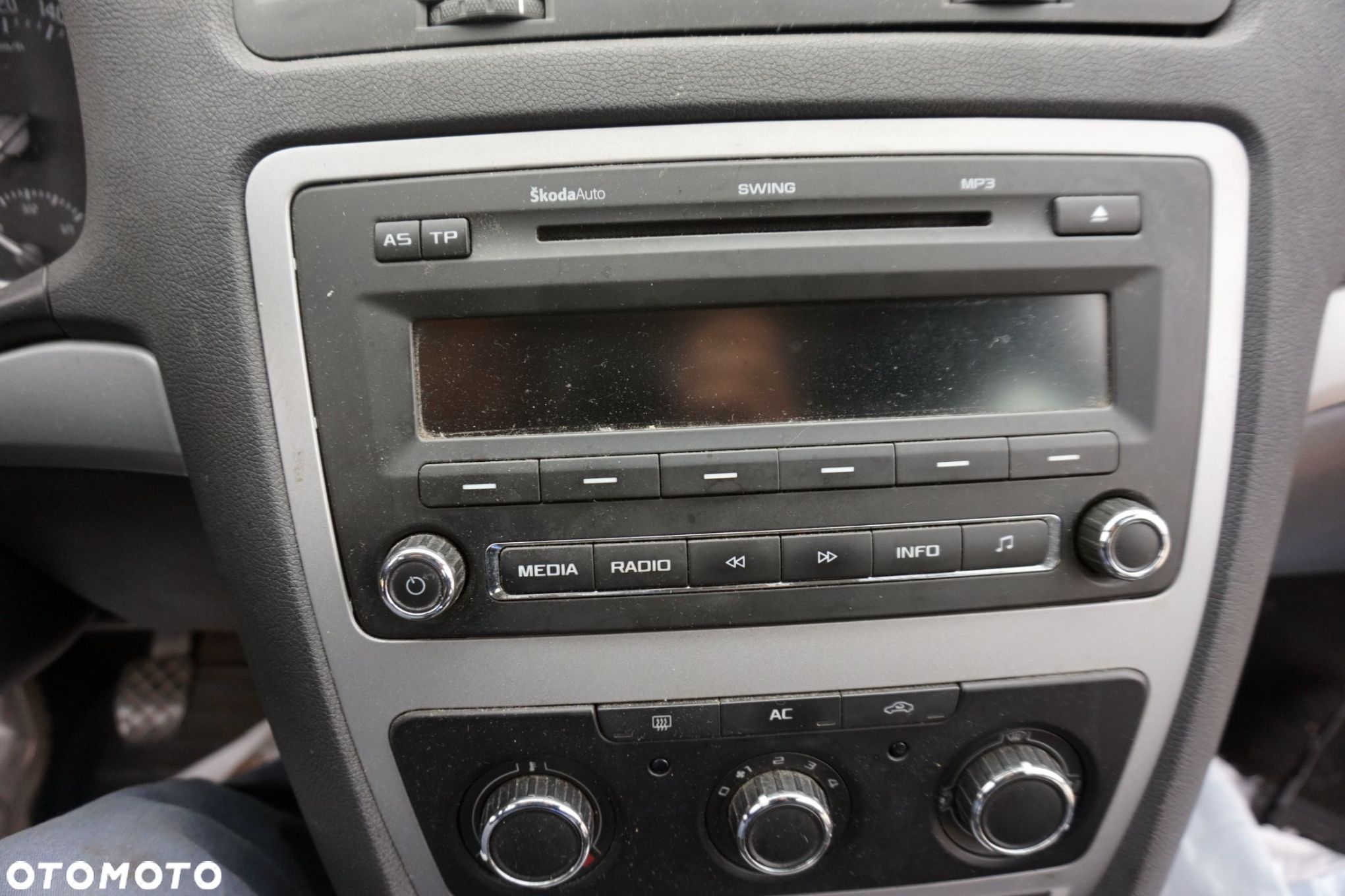RADIO FABRYCZNE CD OCTAVIA II LIFT 1Z0035161F SWING MP3 SKODA 2008-2013 - 1
