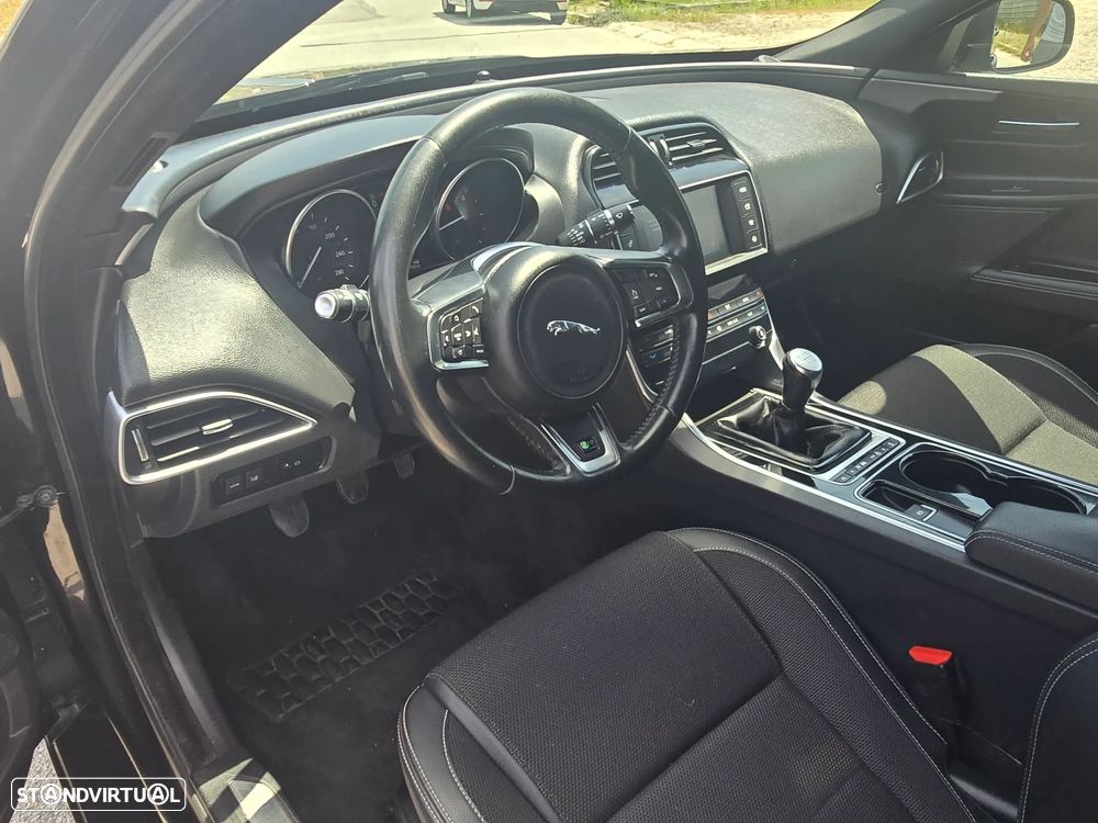 Jaguar XE 2.0 D R-Sport - 18