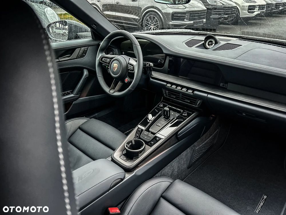 Porsche 911 Carrera T-Hybrid 4 GTS - 12