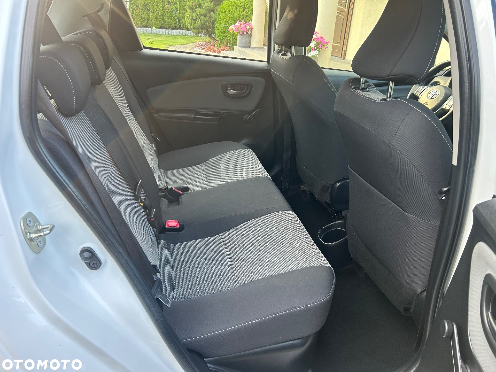 Toyota Yaris Hybrid 100 Premium - 28