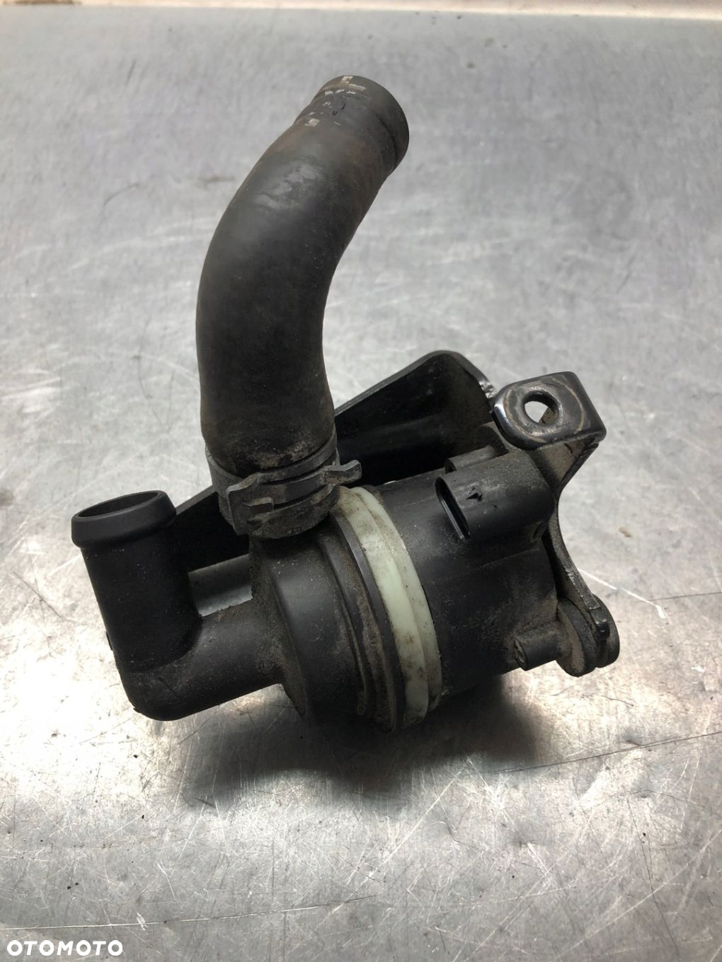 A4 B8 2.0 TDI CGL POMPA WODY 5N0965561A - 2