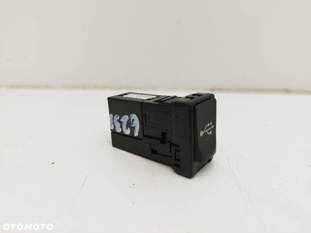 GNIAZDO PORT USB TOYOTA YARIS III P15 86190-0D060 - 2