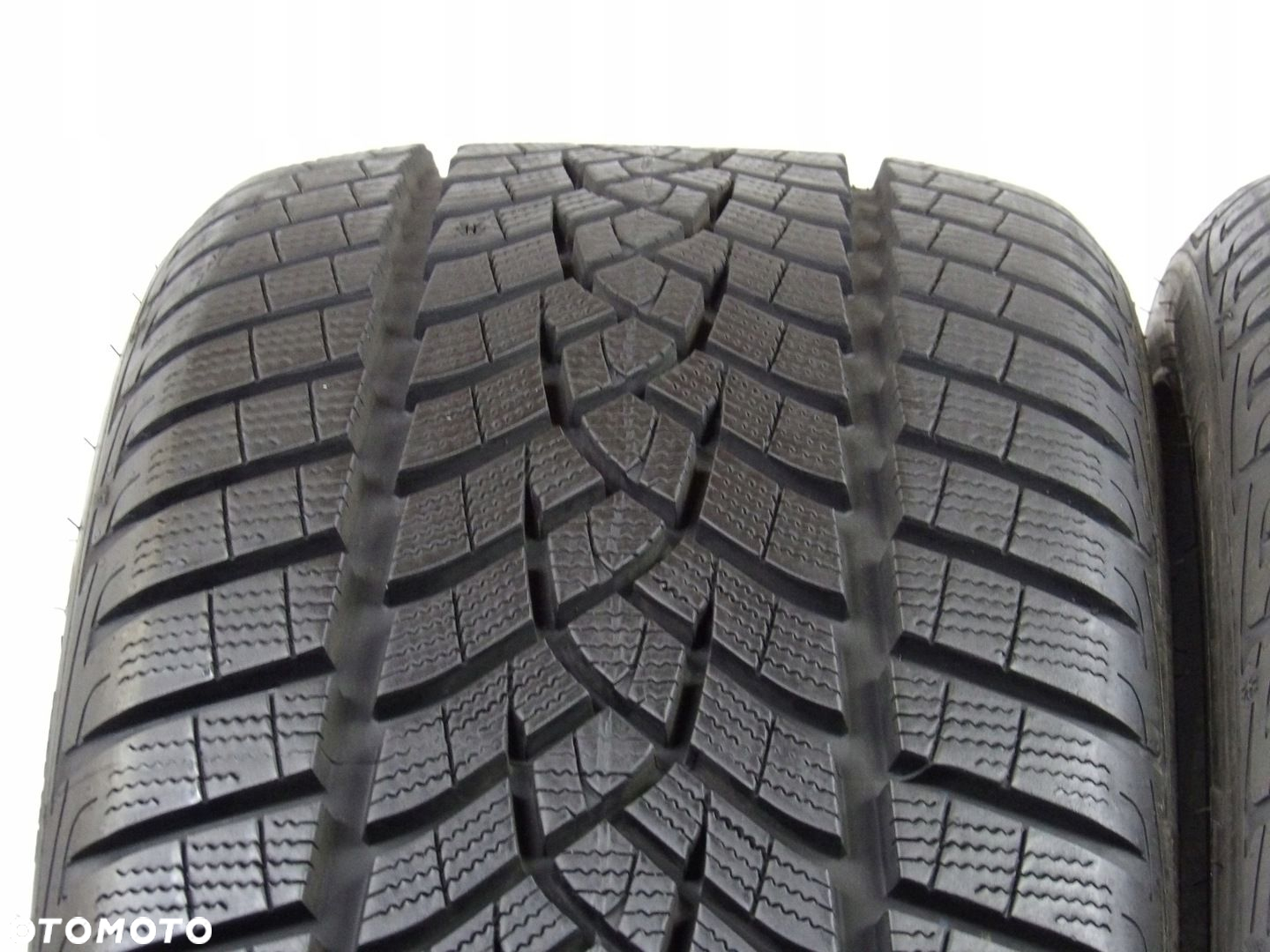 2x opony 235/40R19 GOODYEAR ULTRAGRIP PERFORMANCE - 2