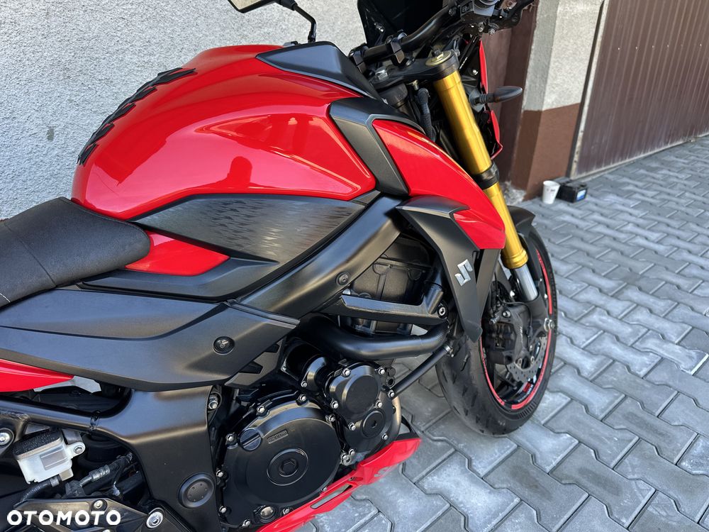 Suzuki GSX - 28
