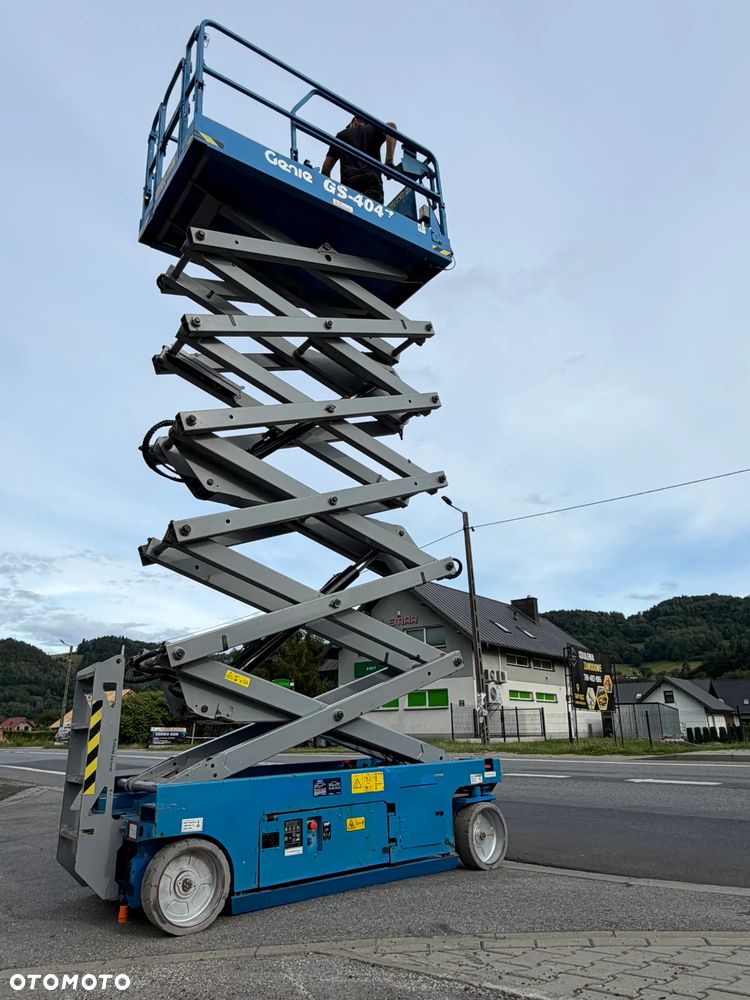 Genie GS-4047. Zwyżka Platforma Nożycowa 14 metrów wysokość robocza. Podnośnik przywieziony z Norwegii praktycznie zerowe zużycie. Pracował w urzędzie komunalnym 1 raz w roku okres świąteczny! Udzwig 380 kg. Rozsuwany Balkon. Sterowanie góra dół. Akumlatory w świetnej kondycji z 2024 roku. Wielka Okazja! - 37