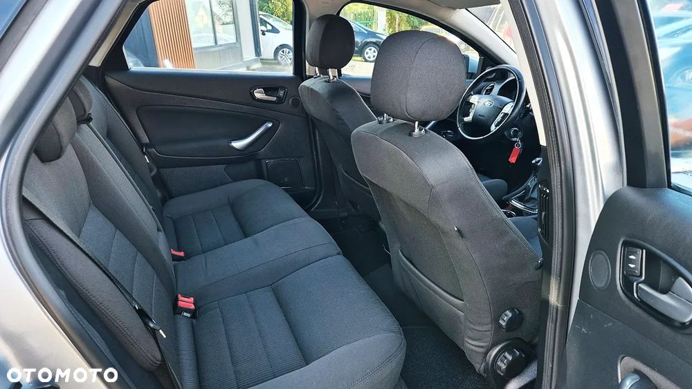 Ford Mondeo 2.0 FF Ghia - 32