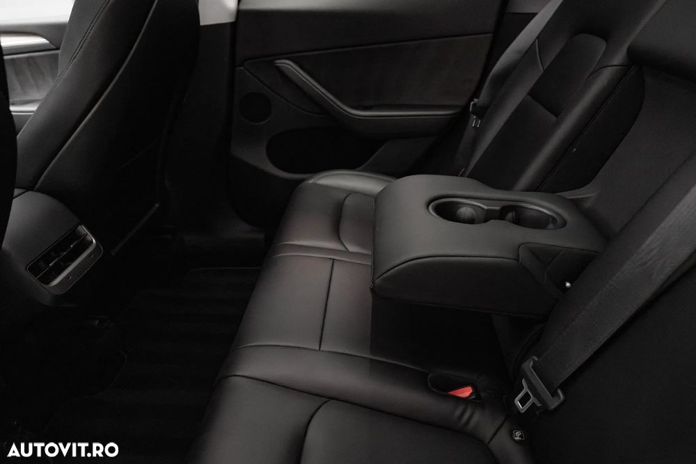 Tesla Model Y Long Range AWD - 30
