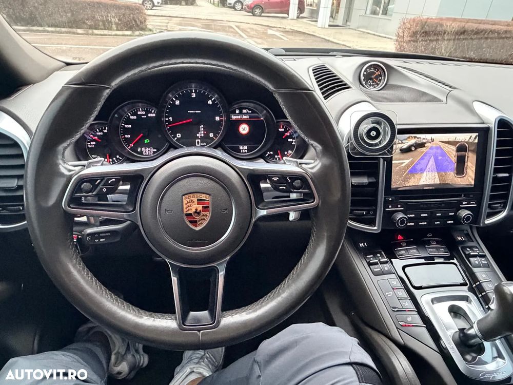 Porsche Cayenne 3.0 L - 12