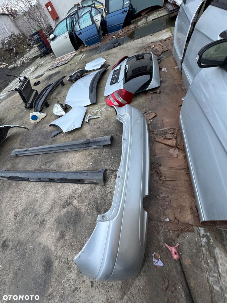 Mercedes a klasa w169 kolor srebrny 761 lampy przód prawa lewa przednie tylnie tył maska błotnik prawy lewy podszybie dysze spryskiwacza osłona plastik na masce wlot maski lampy tył drzwi prawe lewe przednie tylnie pas przedni chłodnice podszybie zderzak przód przedni progi - 5