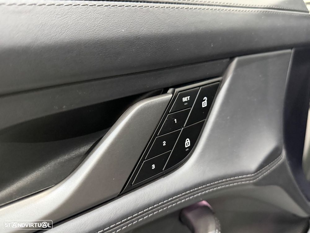 Porsche Taycan Sport Turismo - 33