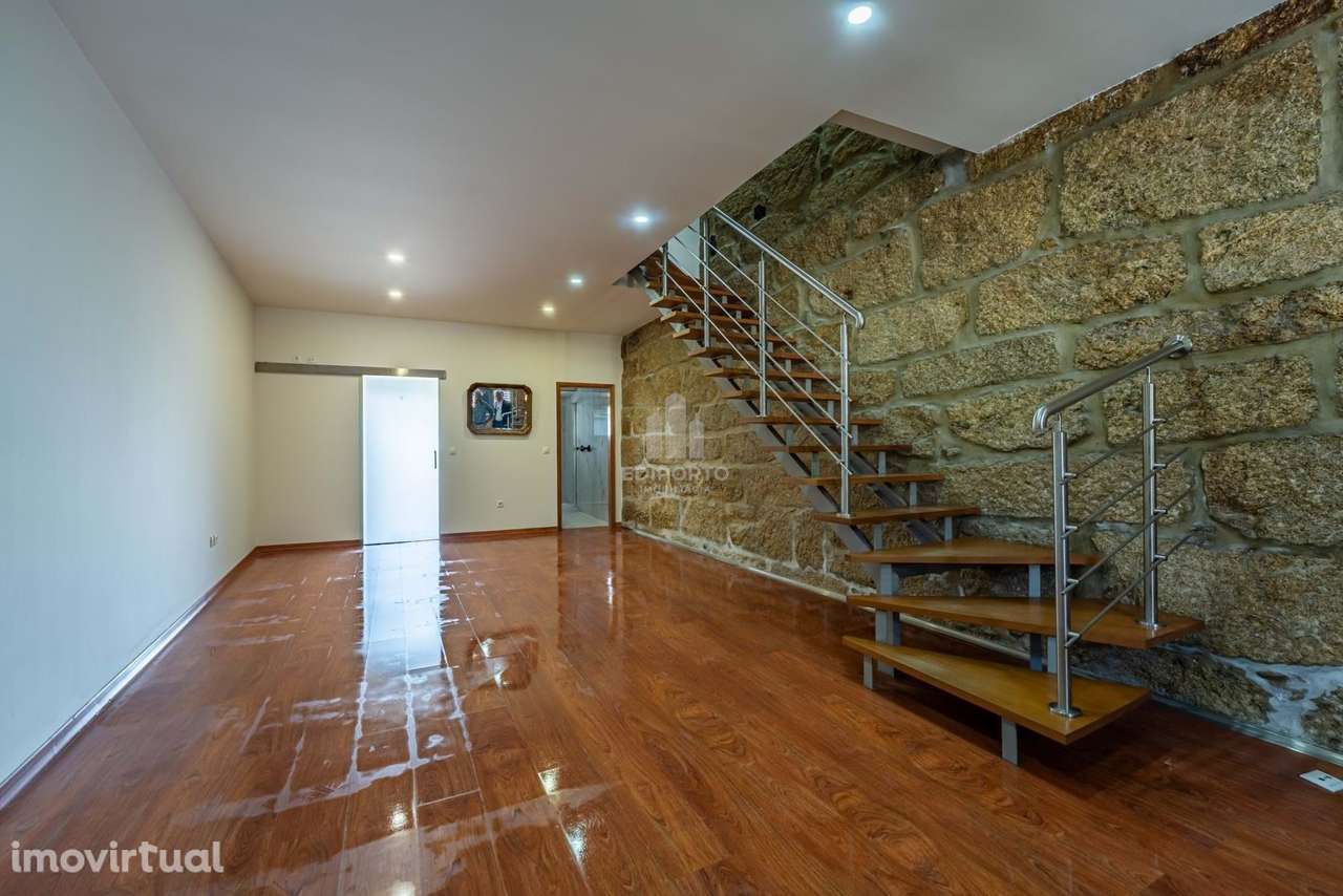 Espetacular Moradia T3 com jardim e estacionamento no centro do Porto - Grande imagem: 2/28