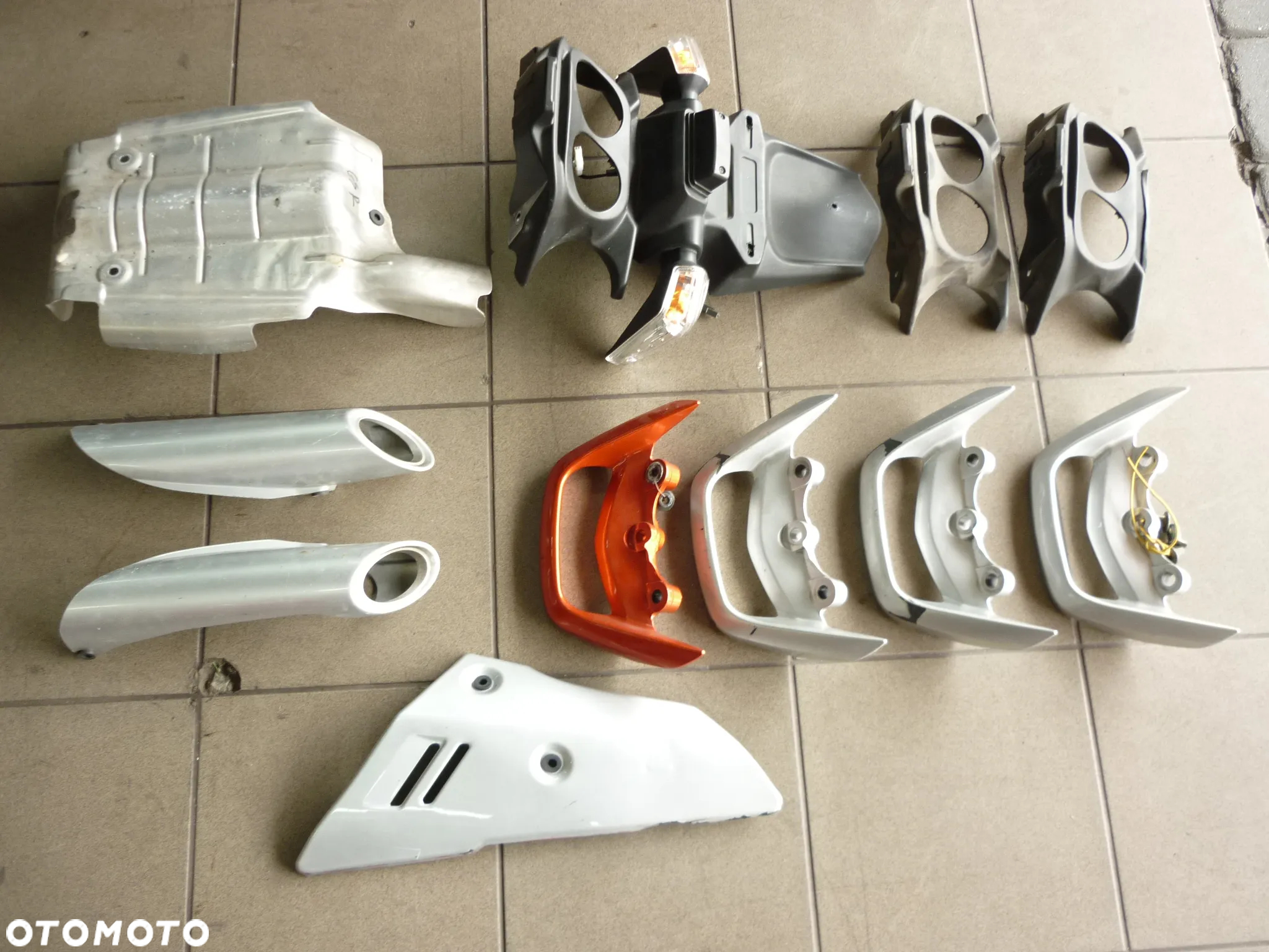 Osłona prawa dolna wydechu Suzuki GSR 600 - 2