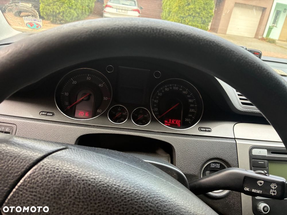Volkswagen Passat 1.9 TDI Highline - 9