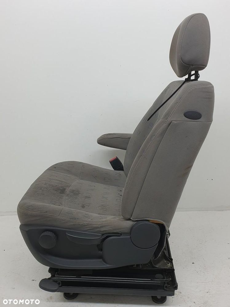 FOTEL OBROTOWY KAPITAŃSKI GRZANY LEWY PRZÓD KIEROWCY RENAULT TRAFIC II EURO - 6