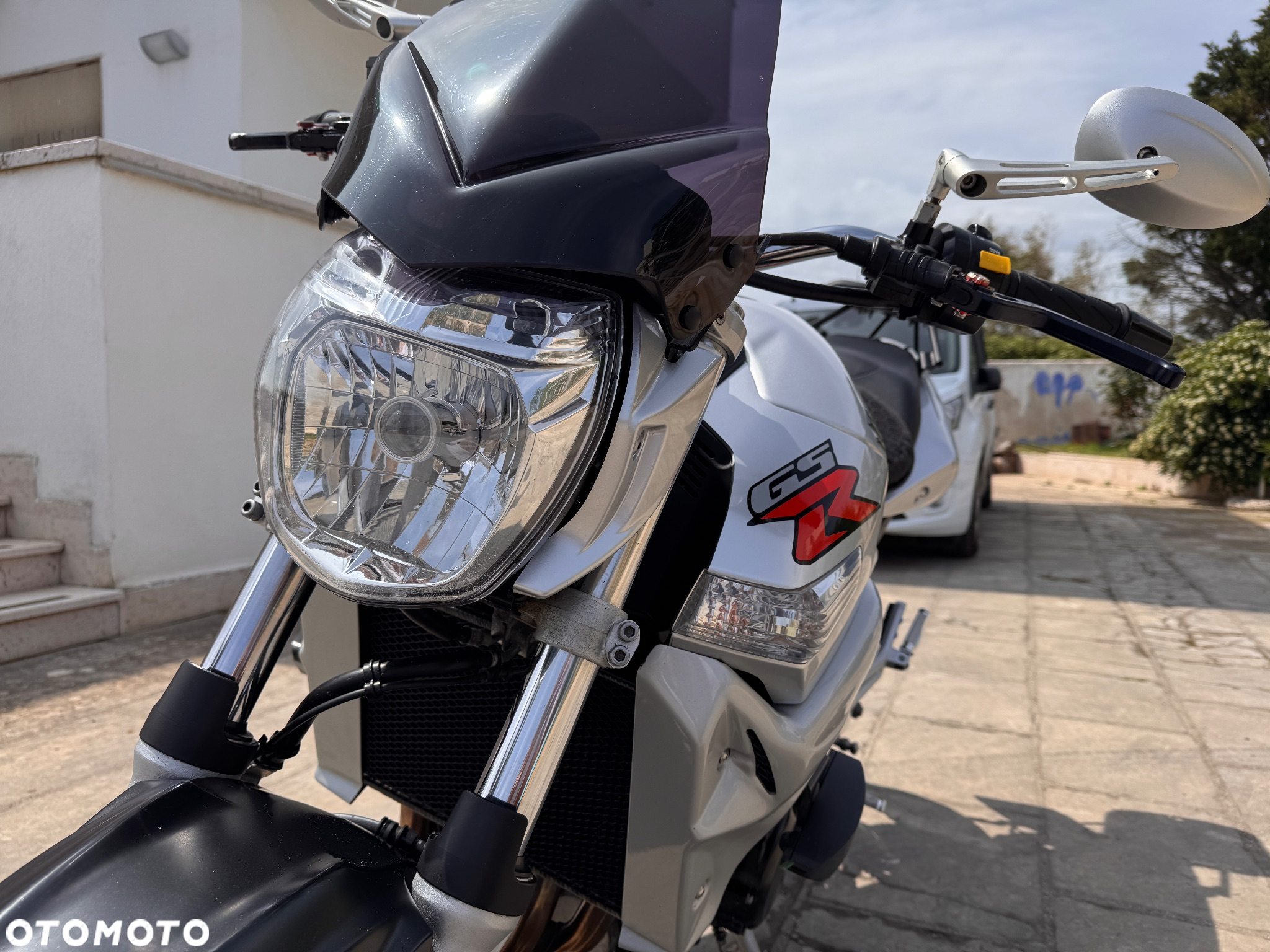 Suzuki GSR - 4