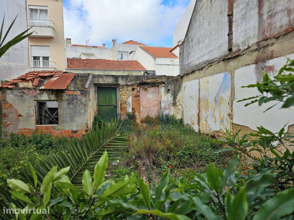 Prédio Antigo no Largo do Bairro da Ponte - Grande imagem: 4/29
