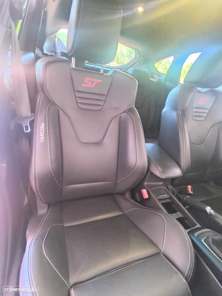 Ford Focus 2.0 EcoBoost ST c/ Pack Pele Exclusiva - 19