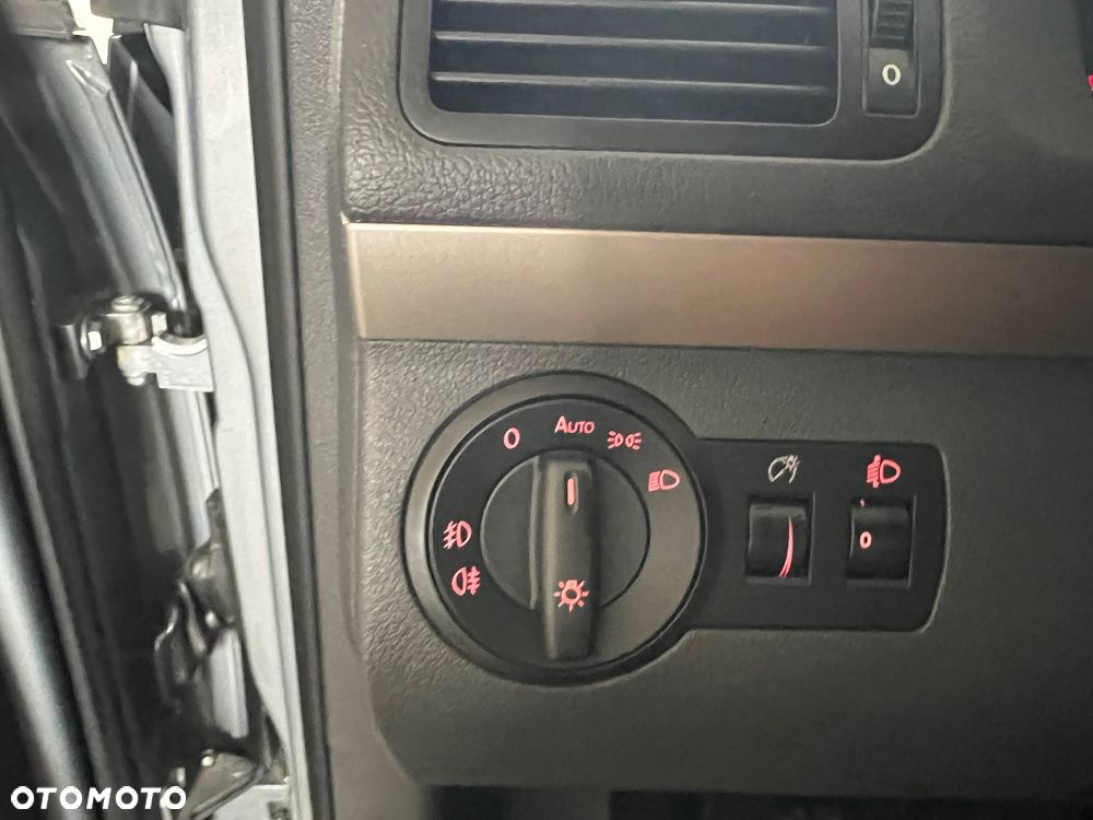Volkswagen Touran 2.0 TDI DPF BlueMotion Technology Comfortline - 34