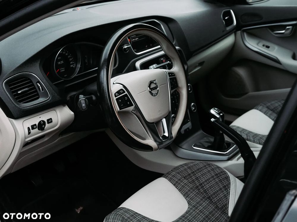 Volvo V40 D2 Drive-E Momentum - 12