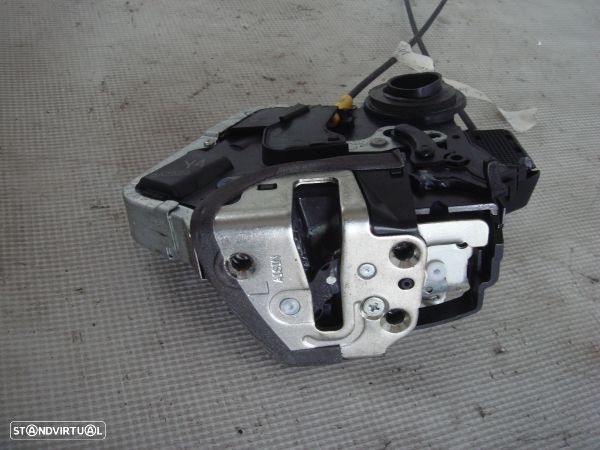 Fecho Da Porta Trás Esq Toyota Corolla (_E12_) - 2