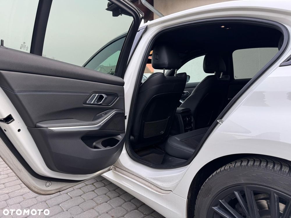 BMW Seria 3 318d M Sport - 13