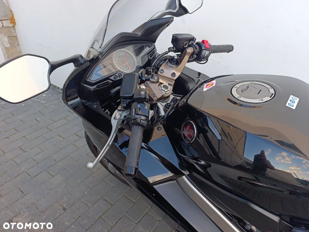 Honda VFR - 13