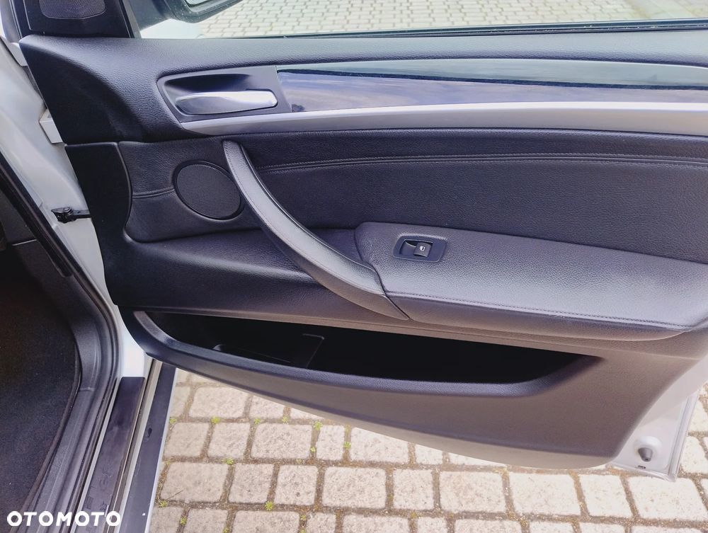 BMW X5 4.8i xDrive - 17