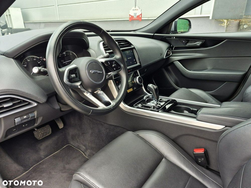 Jaguar XE - 19