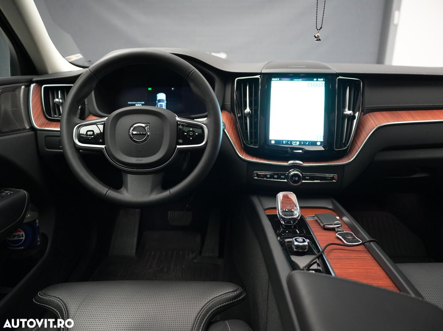 Volvo XC 60 B4 MHEV AT AWD Ultimate Dark - 20