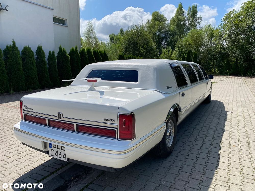 Lincoln Town Car ver-4-6-executive - 7