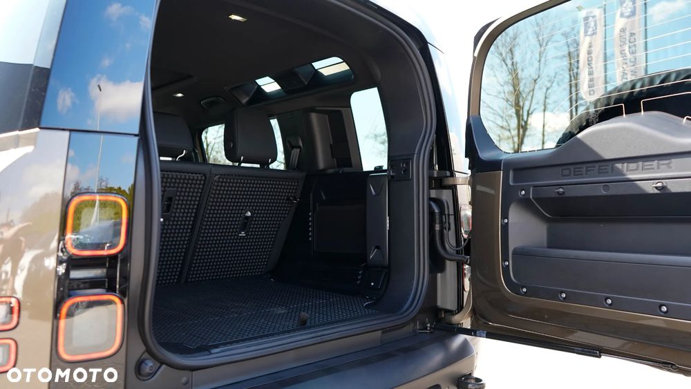 Land Rover Defender 110 D350 X-Dynamic SE - 11
