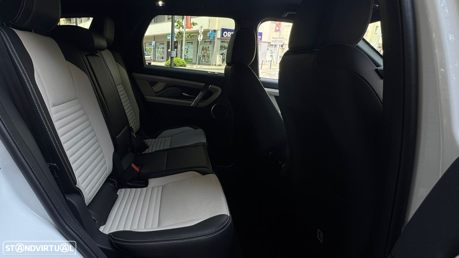 Land Rover Discovery Sport 1.5 I3 P300e AWD R-Dynamic S - 16