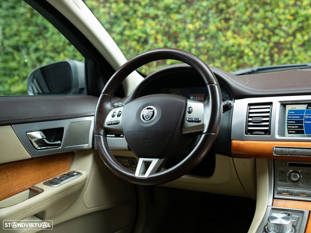 Jaguar XF 2.7 D V6 Luxury - 25