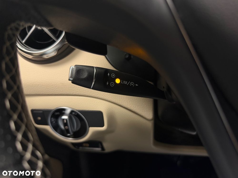 Mercedes-Benz GLA 200 7G-DCT - 24