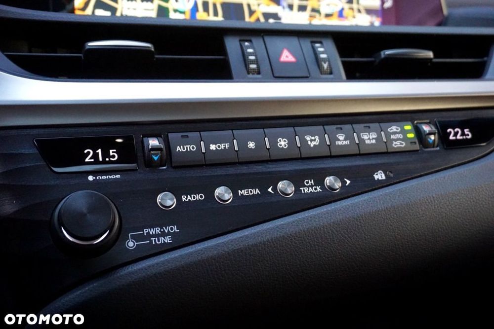 Lexus ES 300h F Sport - 32