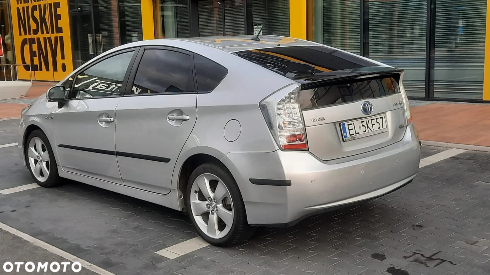 Toyota Prius (Hybrid) - 3