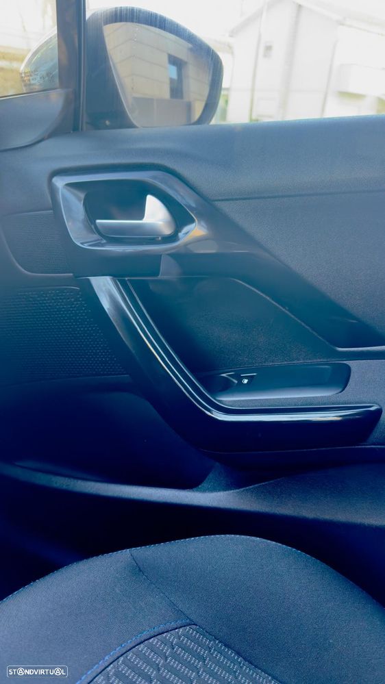 Peugeot 208 1.2 PureTech Signature - 13