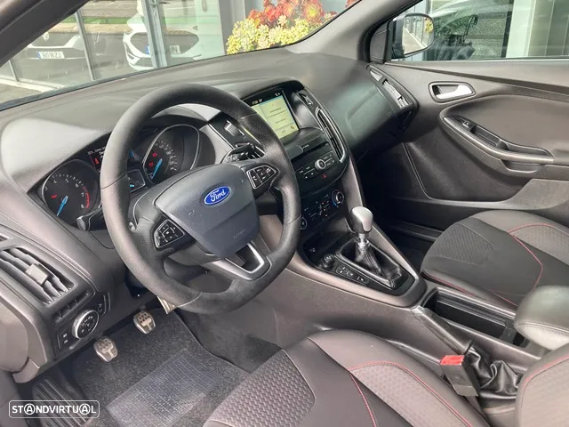 Ford Focus 1.0 EcoBoost S&S ST-Line - 11