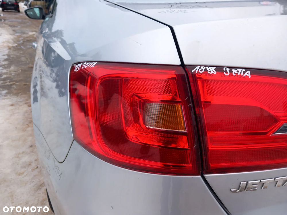 VW JETTA A6 13R LAMPA LEWA TYLNA LEWY TYŁ W BŁOTNIK - 2
