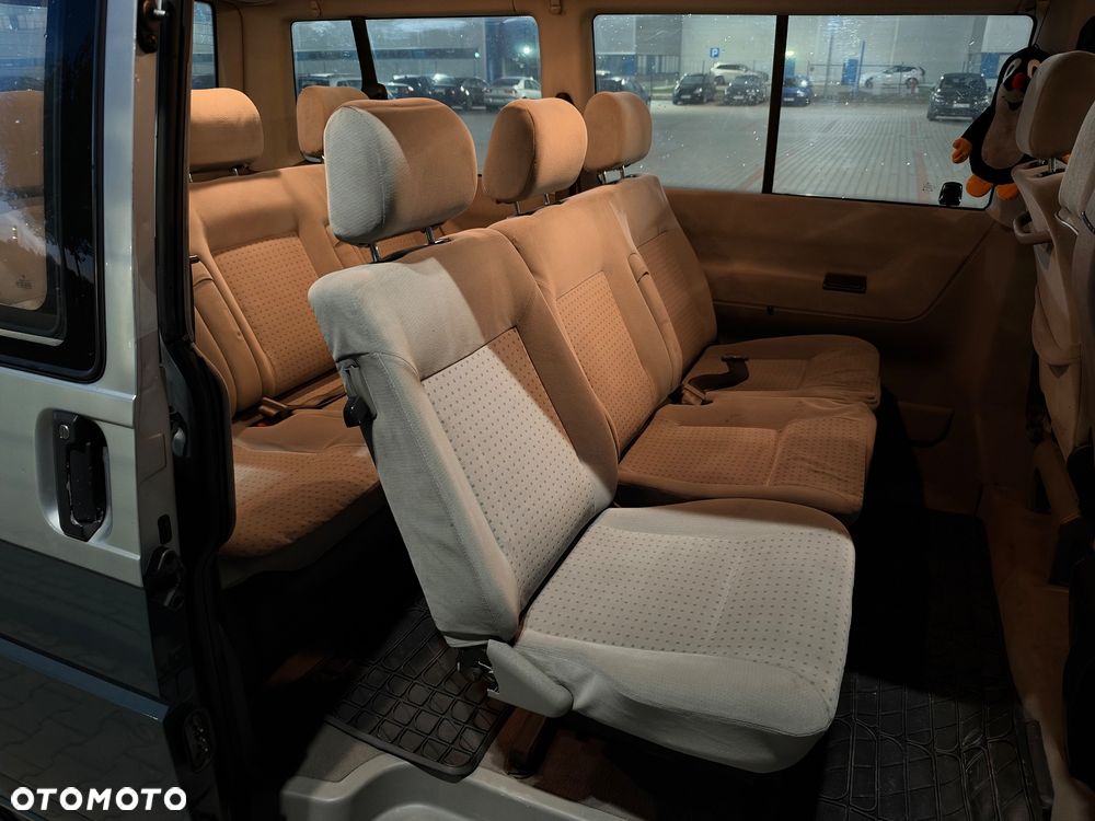 Volkswagen Caravelle - 10