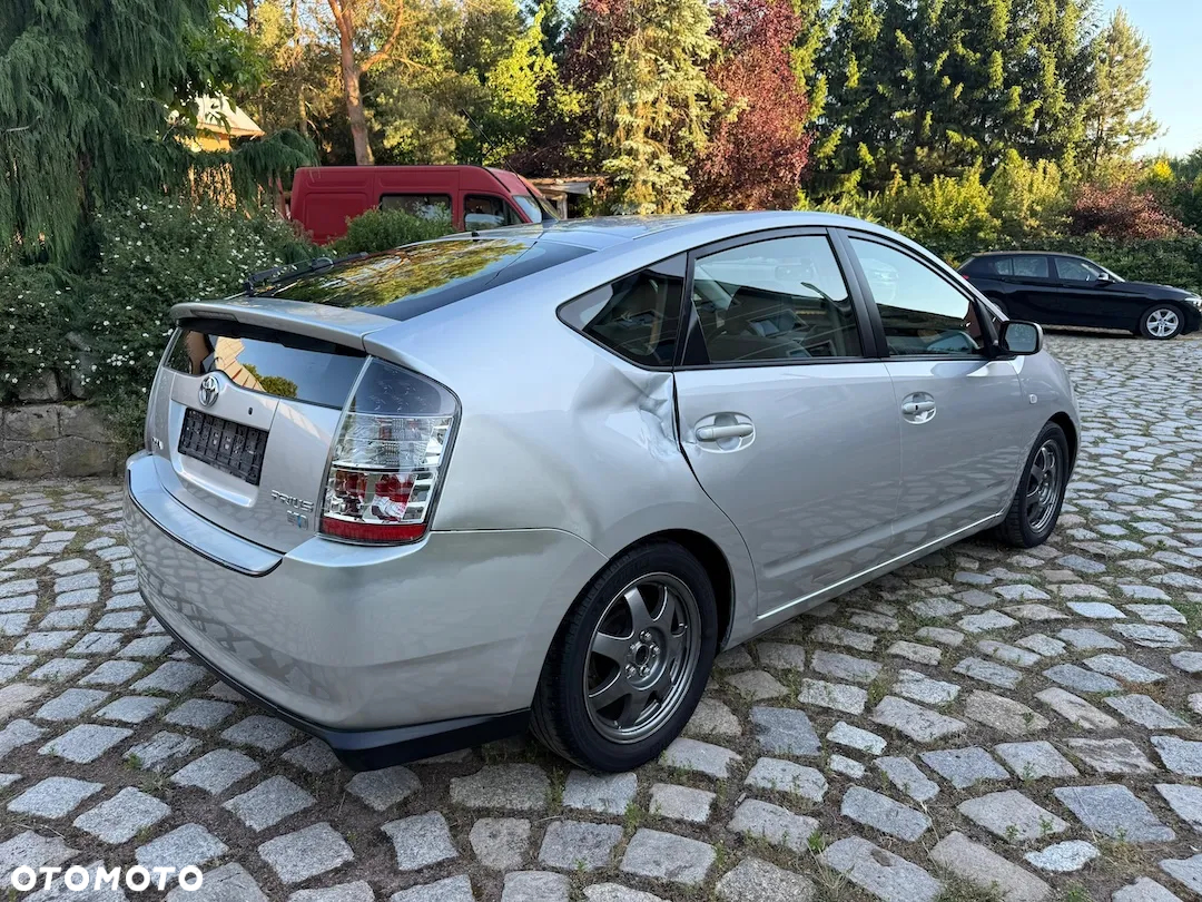 Toyota Prius (Hybrid) - 12