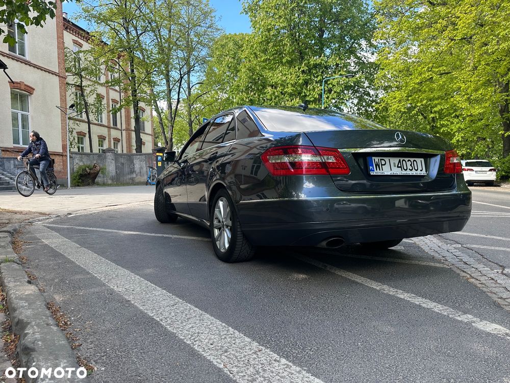 Mercedes-Benz Klasa E 250 CGI BlueEFFICIENCY 7G-TRONIC Elegance - 11