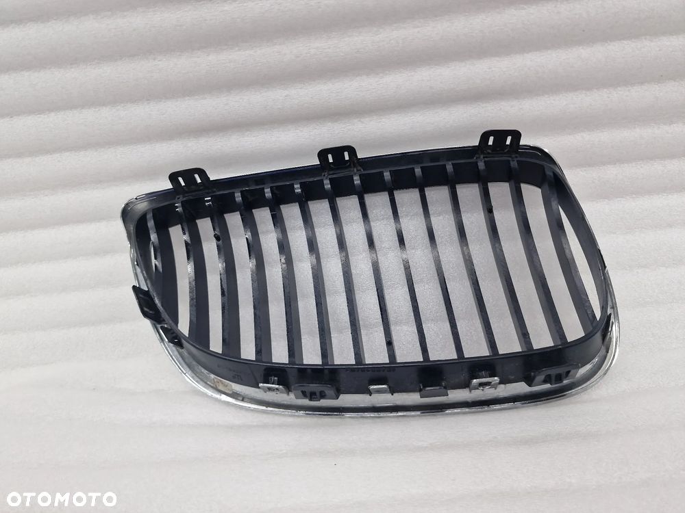 BMW E90 / E91 / E92 05- LEWA NERKA / ATRAPA / GRILL PRZEDNI PRZÓD Z CHROMOWANYMI PIONOWYMI PASECZKAMI ( ŻEBERKAMI ) , NR 1648030407 / 224059-10 / 224059 , NR AUKCJI GL188 - 8