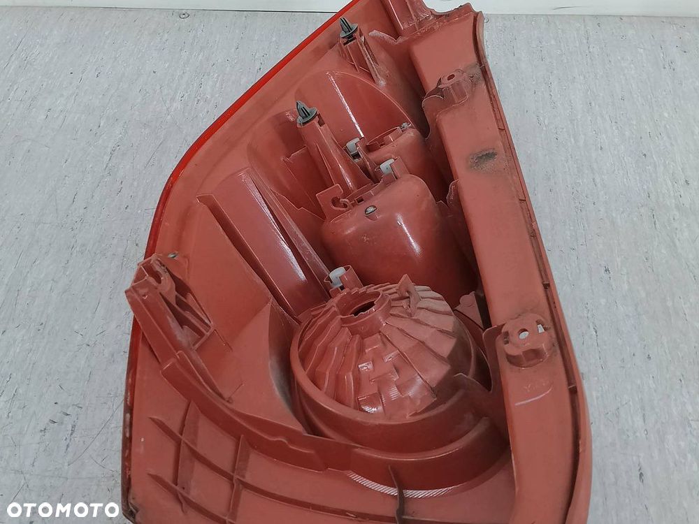 LAMPA TYLNA PRAWA MAZDA 5 ( 05-10 ) C23551150   P4830R - 5
