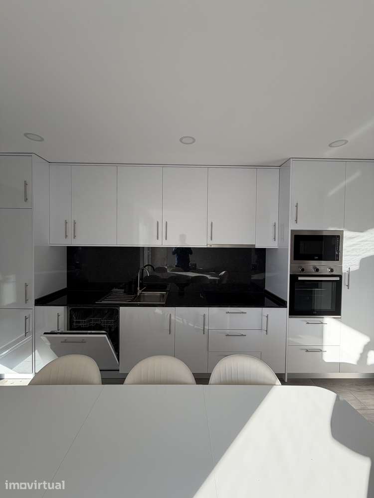T3 Duplex Moderno, Totalmente Mobilado e Equipado – Rua do Loreto - Grande imagem: 3/17