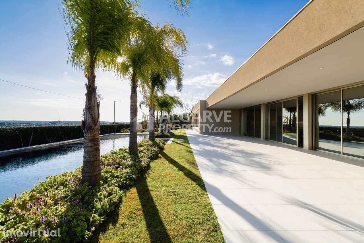 Moradia Térrea T4 no Algarve com Piscina, Vista Panorâmica e Elevada E - Grande imagem: 4/24