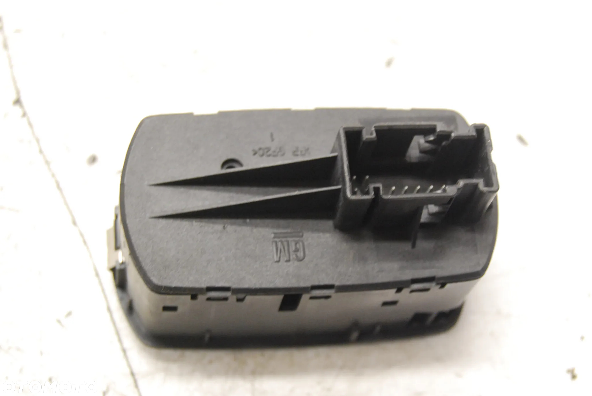 PRZEŁĄCZNIK PANEL STEROWANIA SZYB LUSTEREK 13258521AA OPEL CORSA D - 2