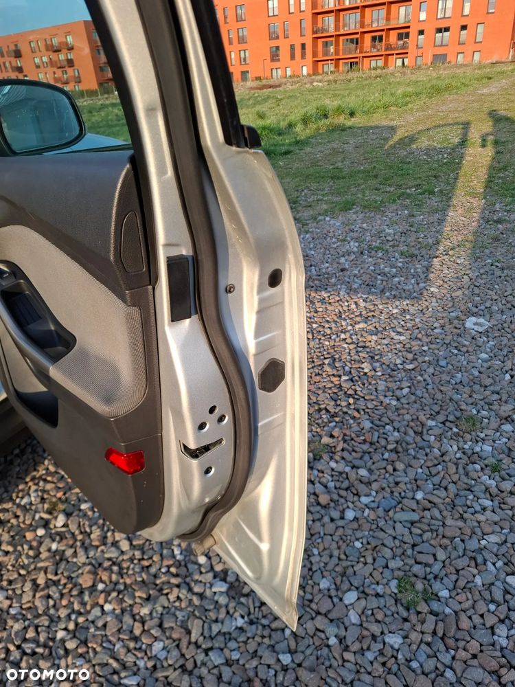 Ford Focus 1.6 TDCi DPF Ambiente - 32