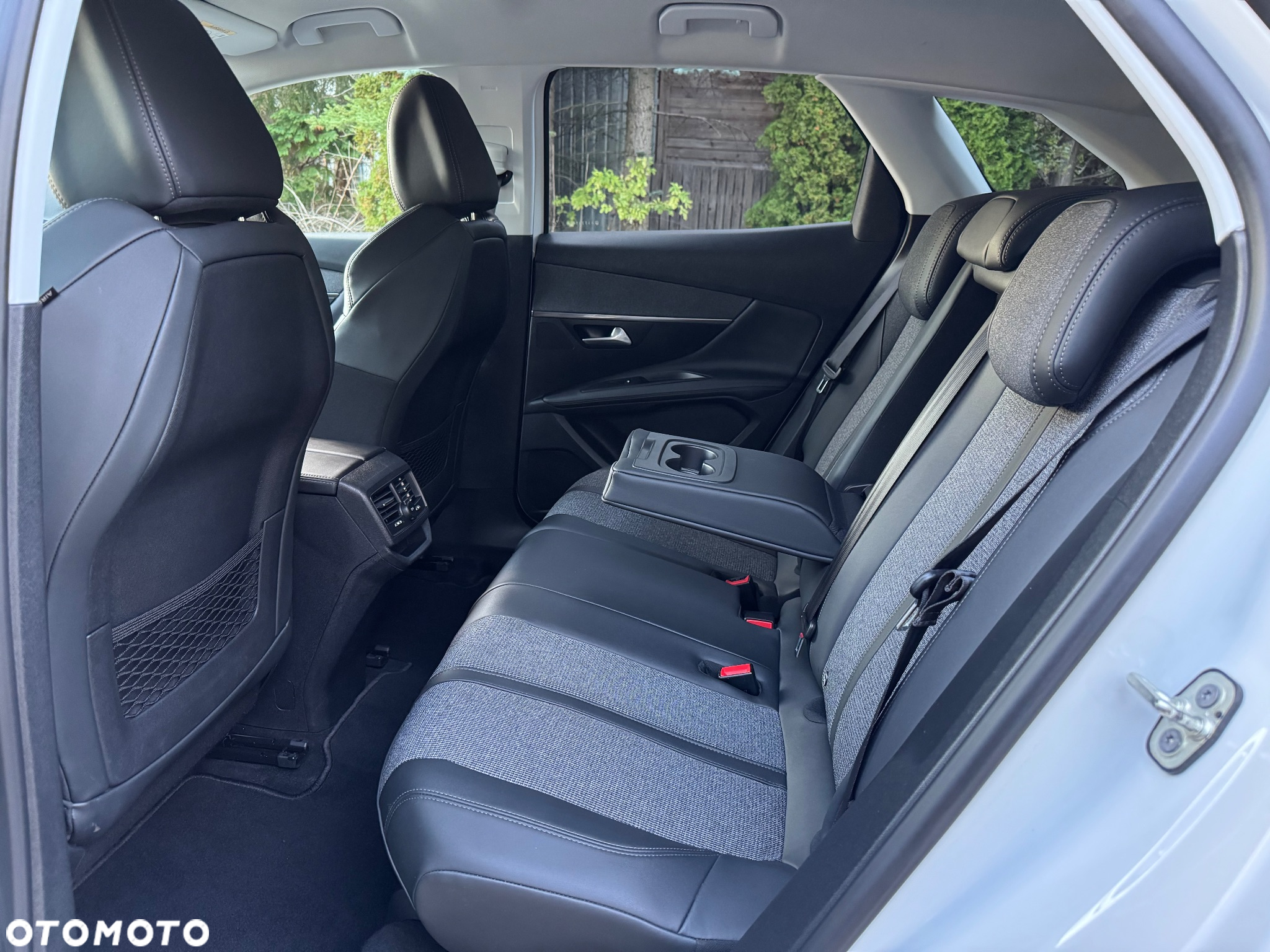 Peugeot 3008 PureTech 130 Stop & Start GPF EAT8 Allure Business-Paket - 32