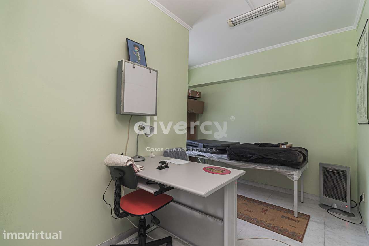 Loja de 76 m² nas Virtudes — Duas Frentes e Cinco Gabinetes - Grande imagem: 3/29
